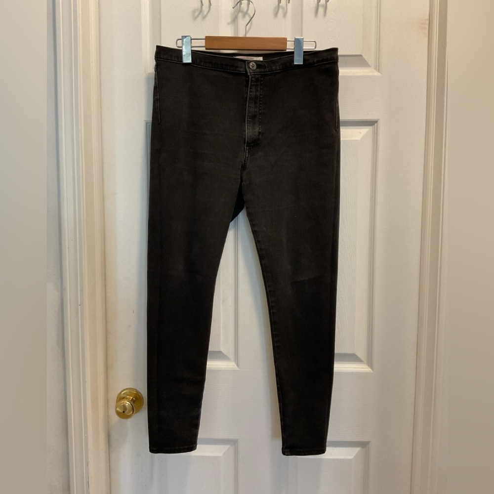 Levi’s Runaround Super Skinny Jeans. Size L
